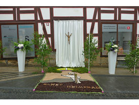 Altar- und Straßenschmuck zu Fonleichnam (Foto: Karl-Franz Thiede)